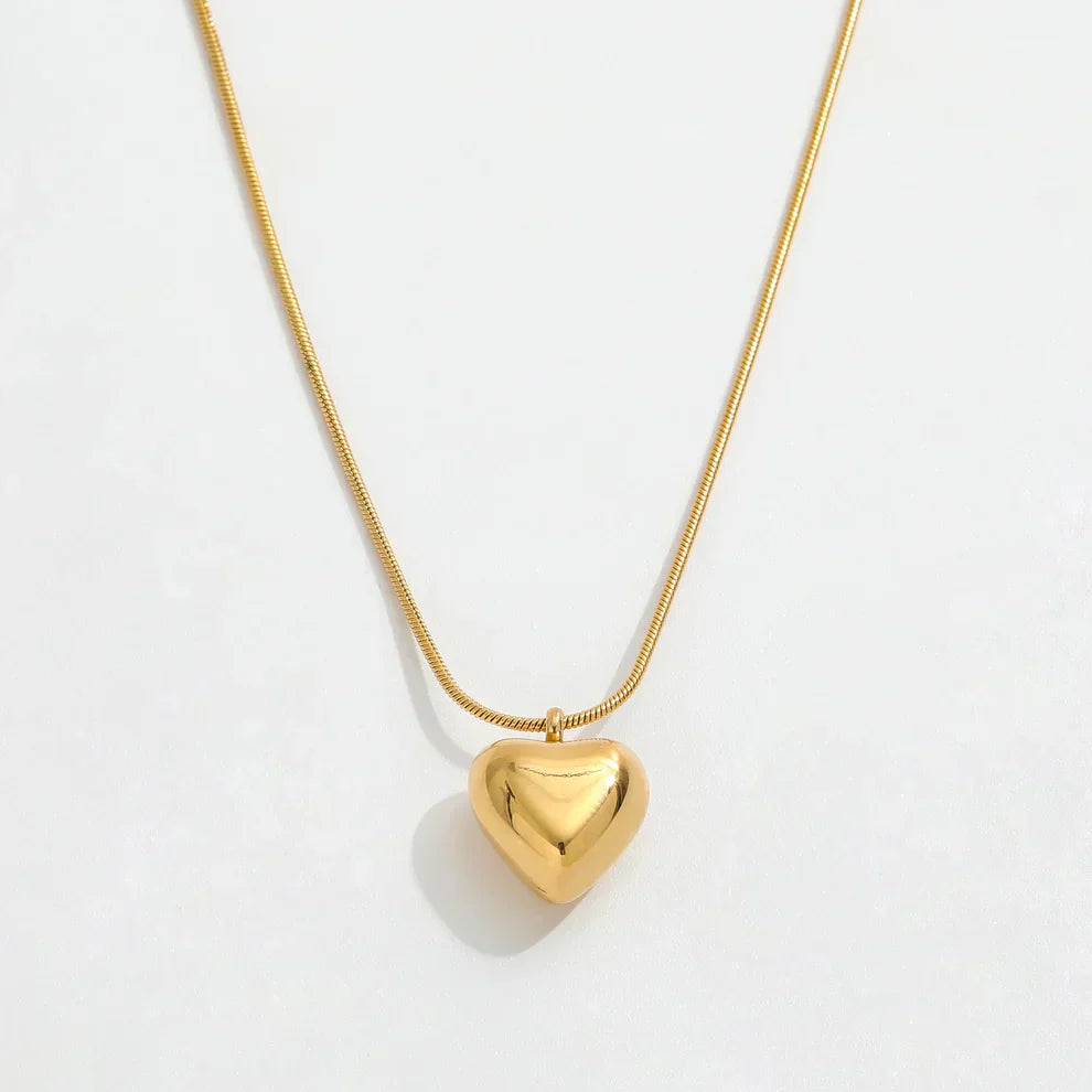 Golden Heart Pendant Necklace – Timeless Elegance