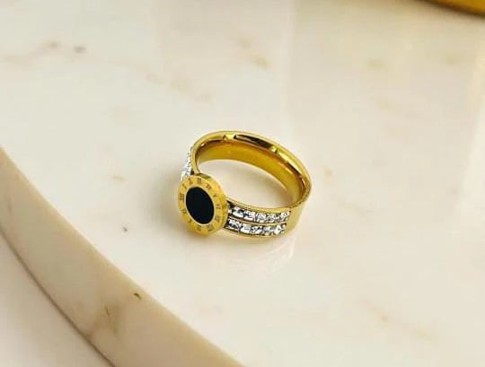 Luxury Golden Ring for Women – Black Round Stone Crystal Band